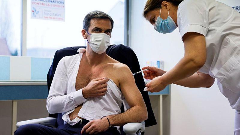 وزير الصحة الفرنسي أوليفيه فيران يتلقى جرعة من لقا