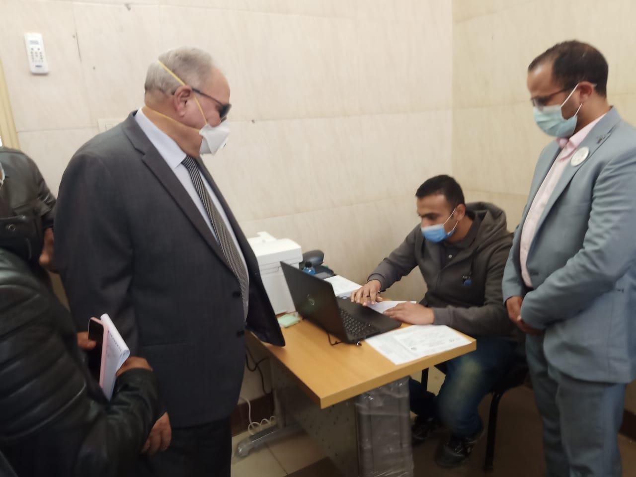 أحمد الزند يتلقى تطعيم كورونا بالقطامية