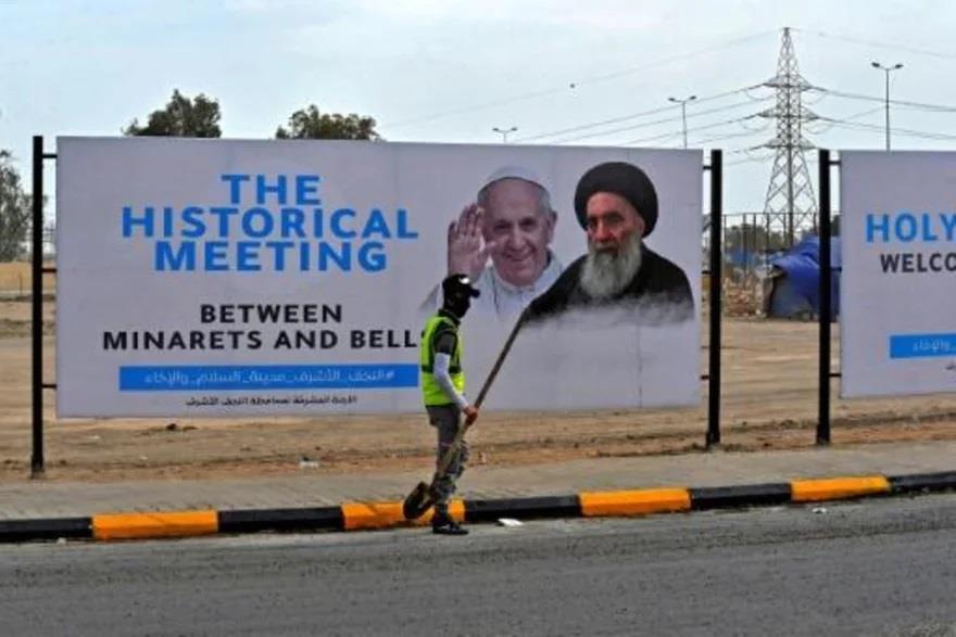  لافتاتٌ في مدينة النجف العراقيّة تُظهر البابا فرن
