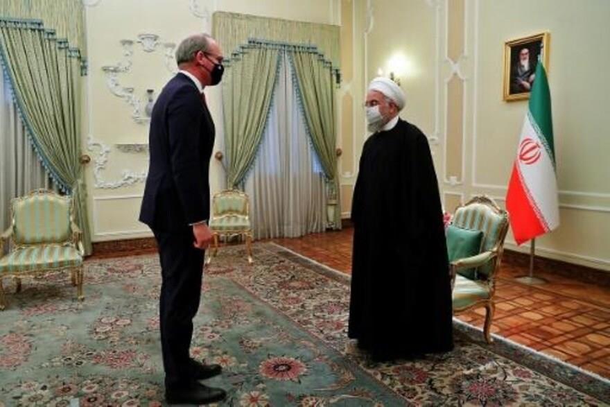 الرئيس الإيراني حسن روحاني (الى اليمين) يستقبل وزي