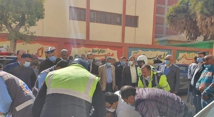 فرد الشرطة سقط  امام المدرسة 