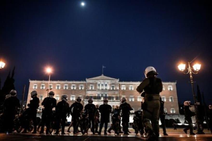 عناصر من الشرطة اليونانية في ساحة سنتاغما وسط أثين