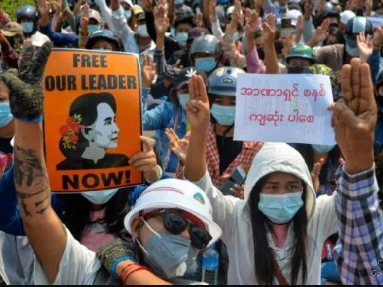 متظاهرون يطالبون بالافراج عن اونغ سان سو تشي في نا