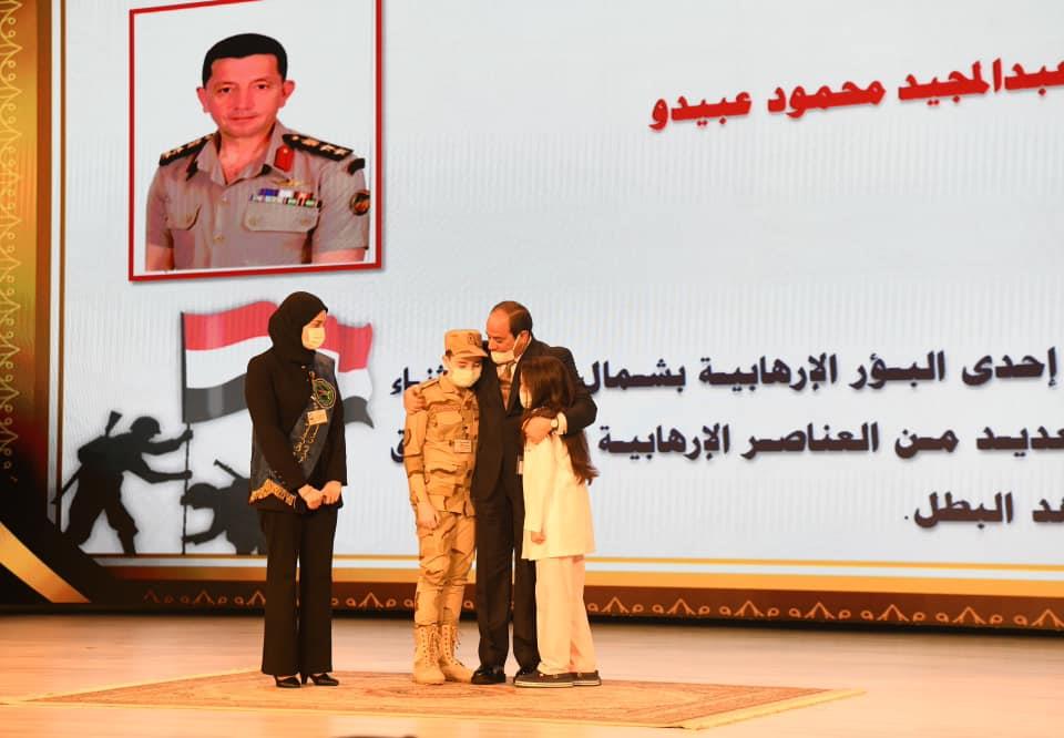 تكريم السيسي أسر الشهداء خلال الندوة التثقيفية  (13)