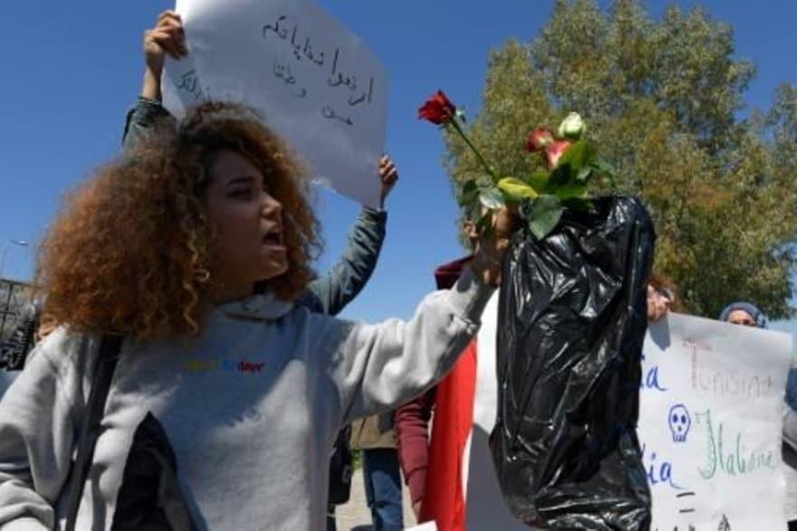 ناشطة بيئية تونسية خلال تظاهرة أمام السفارة الإيطا