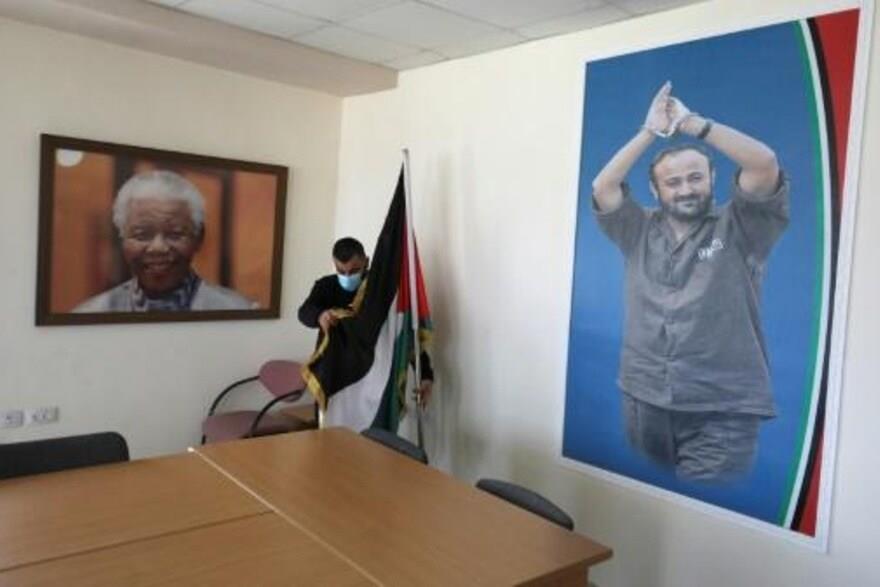 صورة رئيس جنوب أفريقيا الراحل نيلسون مانديلا والقي