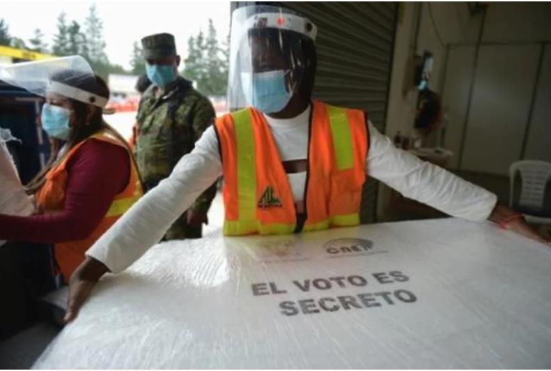 موظفون يعدون مواد انتخابية في عاصمة الاكوادور كيتو