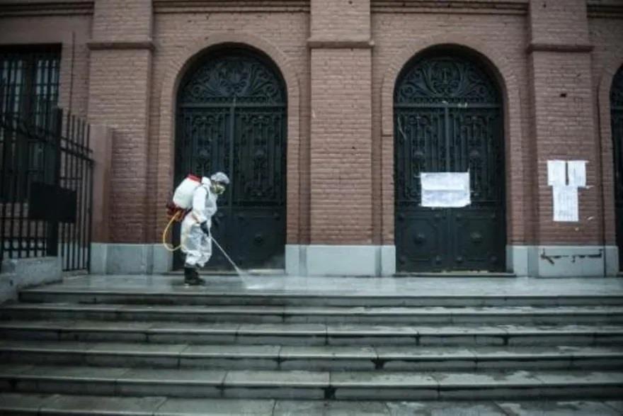موظف يقوم بتطهير محيط مركز الاقتراع في عاصمة البير