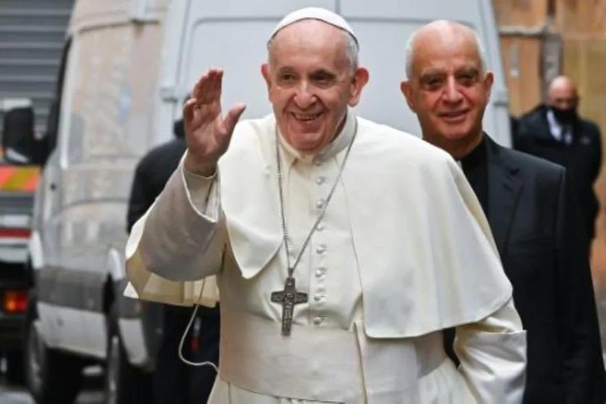 البابا فرنسيس يصل إلى كنيسة الروح القدس في ساسيا ف