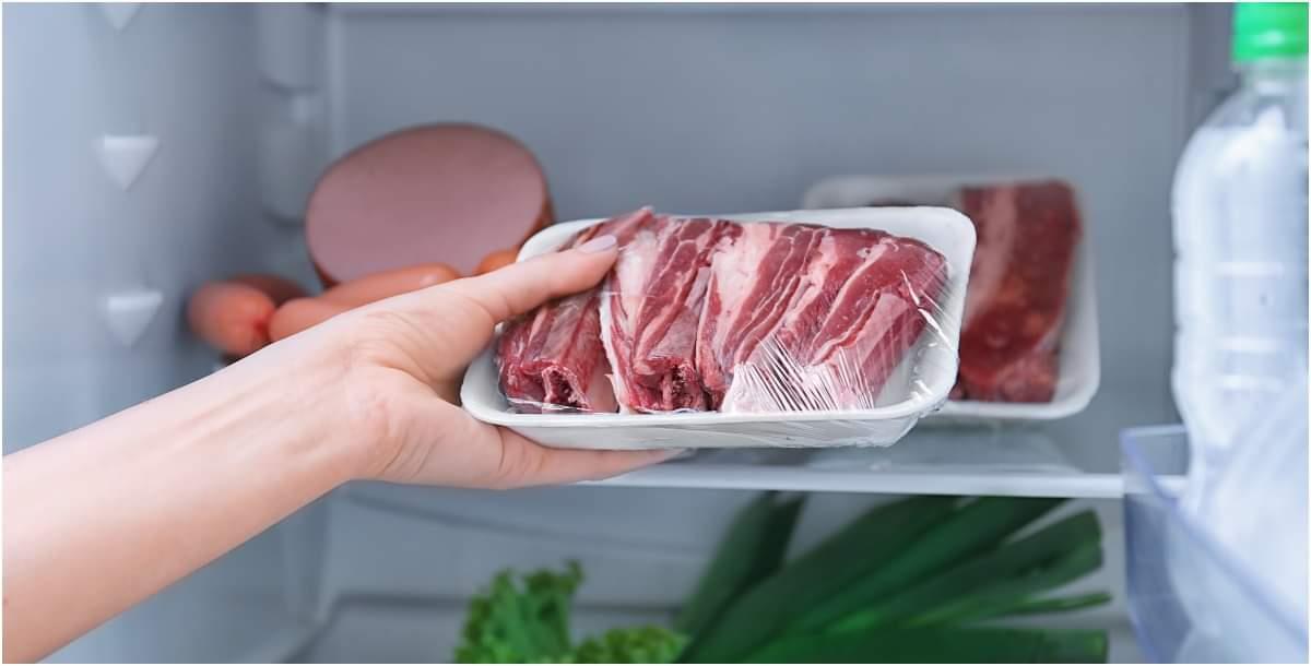 اللحوم المخزنة في الثلاجة