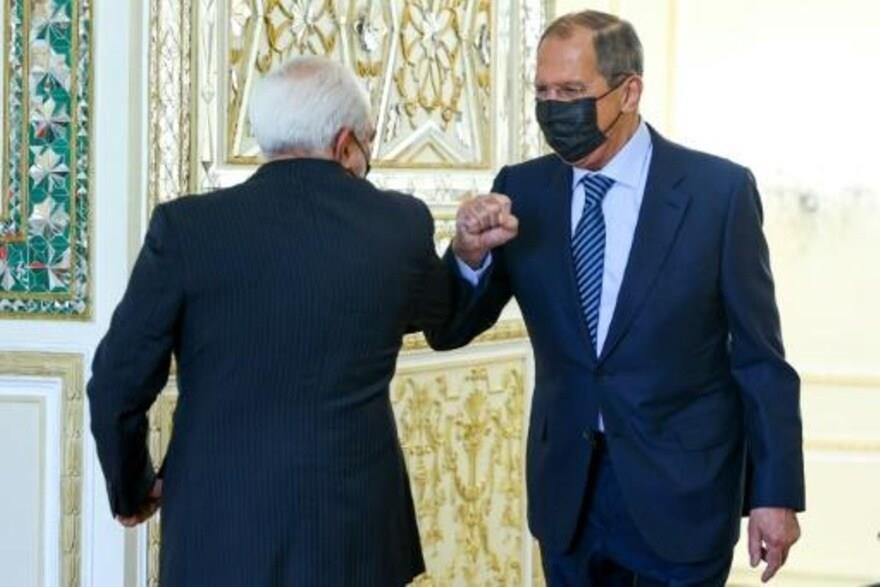 وزيرا الخارجية الروسي سيرغي لافروف والإيراني محمد 