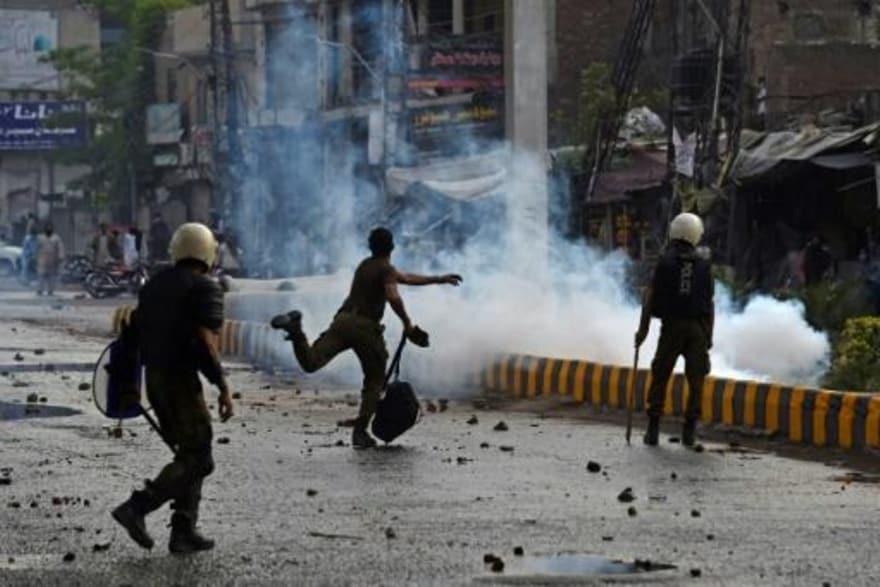 شرطي يرشق أنصار حركة لبيك باكستان بالحجارة خلال تظ