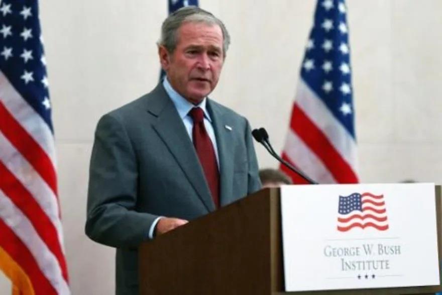 الرئيس الأميركي الأسبق جورج بوش خلال مراس منح الجن