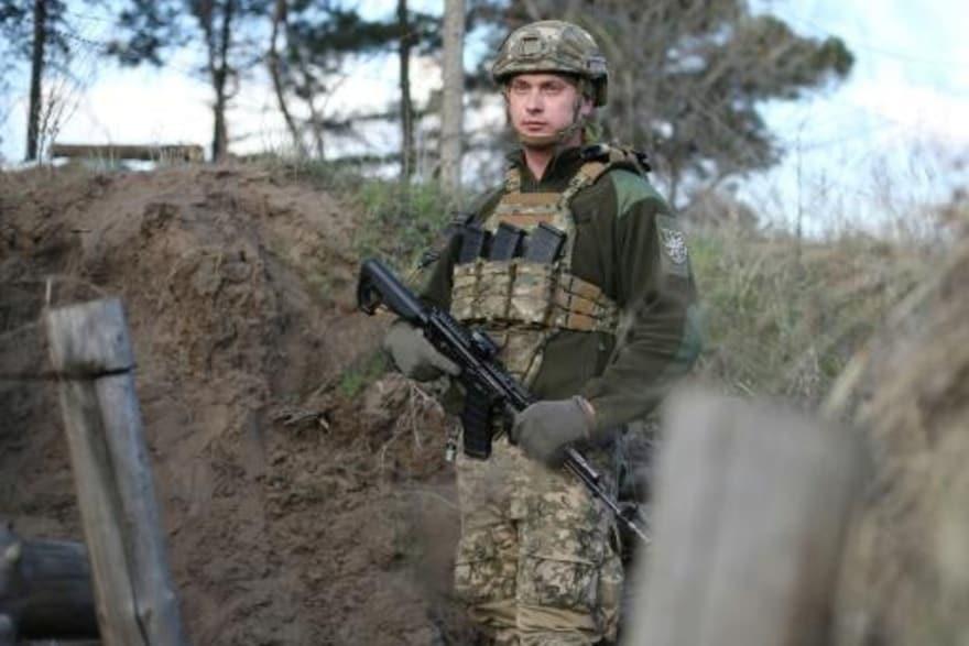 جندي اوكراني في منطقة لوغانسك عند الجبهة الامامية 