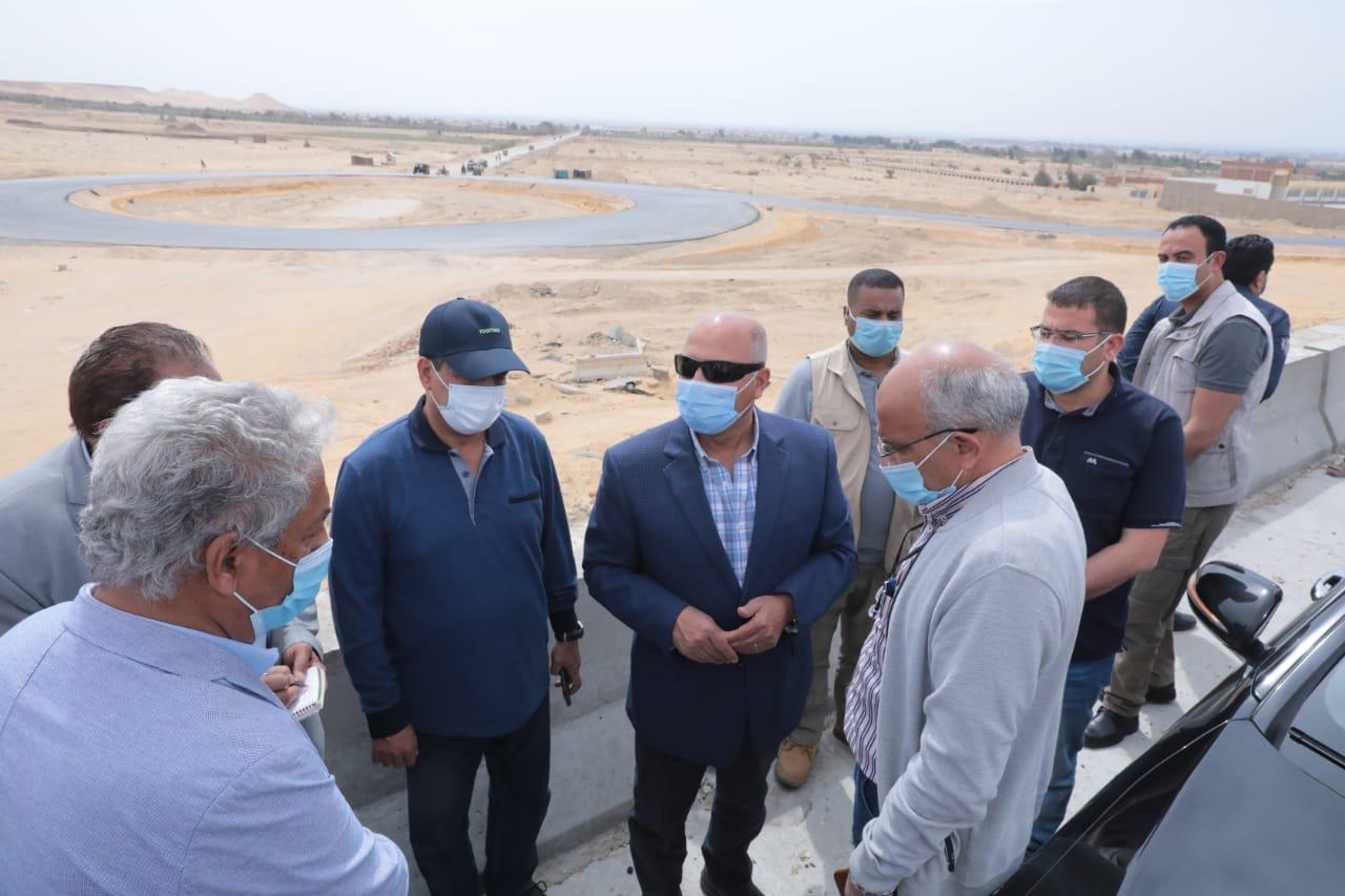 وزير النقل يتابع تطوير طريق الصعيد الصحراوي الغربي