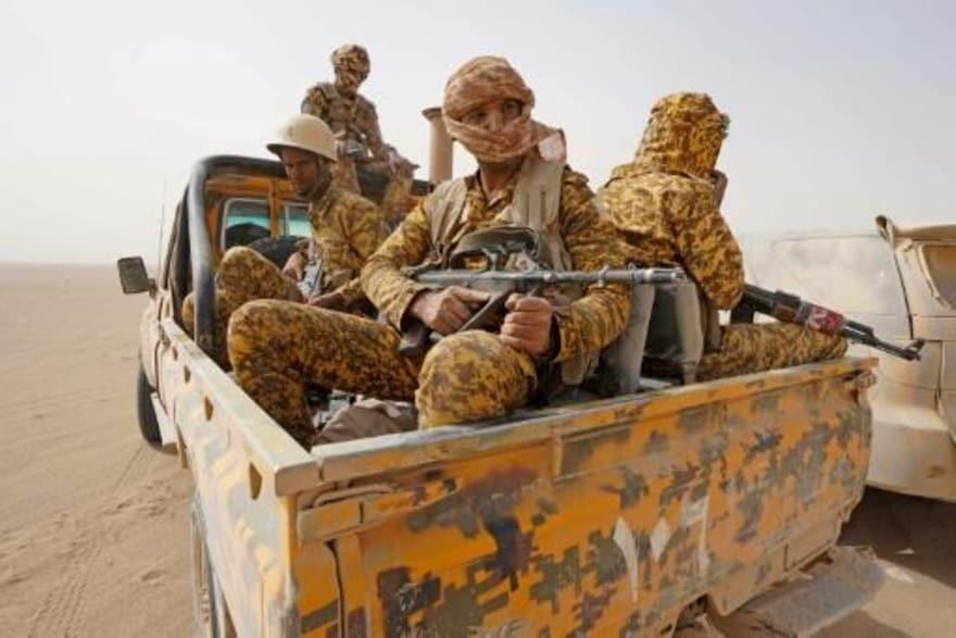 مقاتلون من القوات الموالية للحكومة اليمنية في موقع