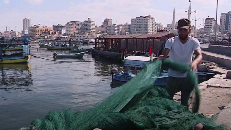 الصيد يمثل موردًا مهمًا للعيش في غزة التي تخضع لحص