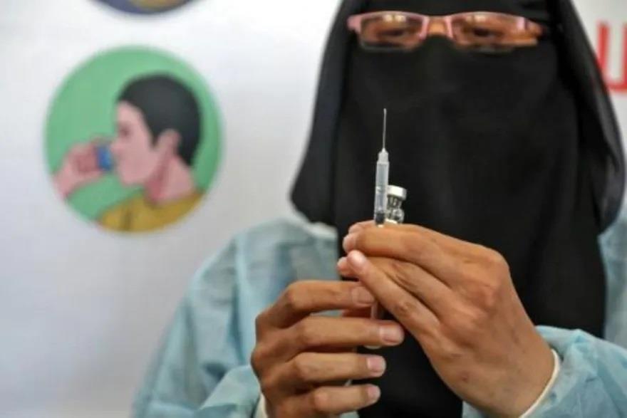 موظفة صحية يمنية تحضّر جرعة من لقاح أسترازينيكا 
