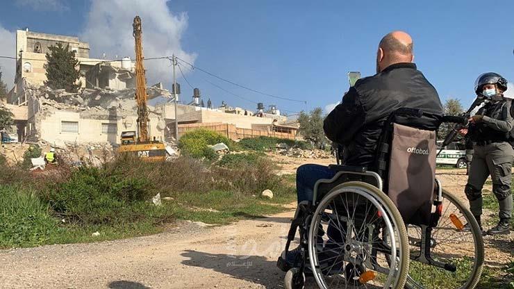 حاتم أبو ريالة خلال هدم منزله من قبل قوات الاحتلال
