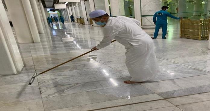 وزير التجارة الماليزي يشارك في تنظيف الحرم المكي