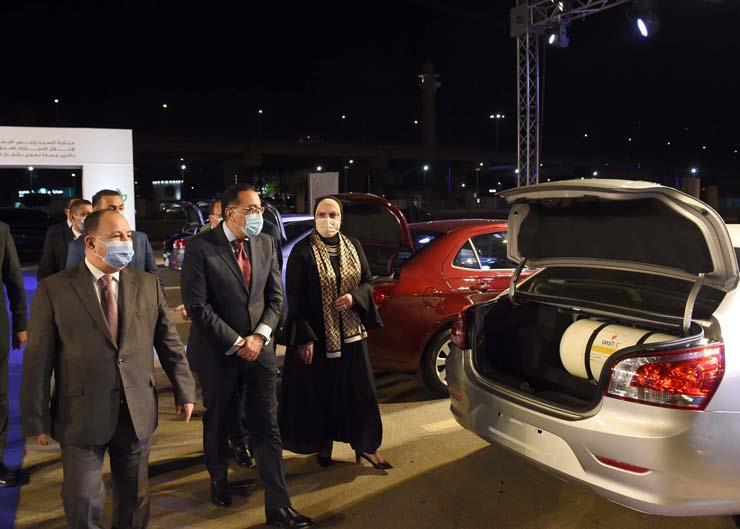 رئيس الوزراء يسلم الدفعة الأولى من سيارات مبادرة إ