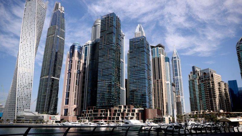 تطبق دبي قوانين صارمة لا يستثنى منها السائحون