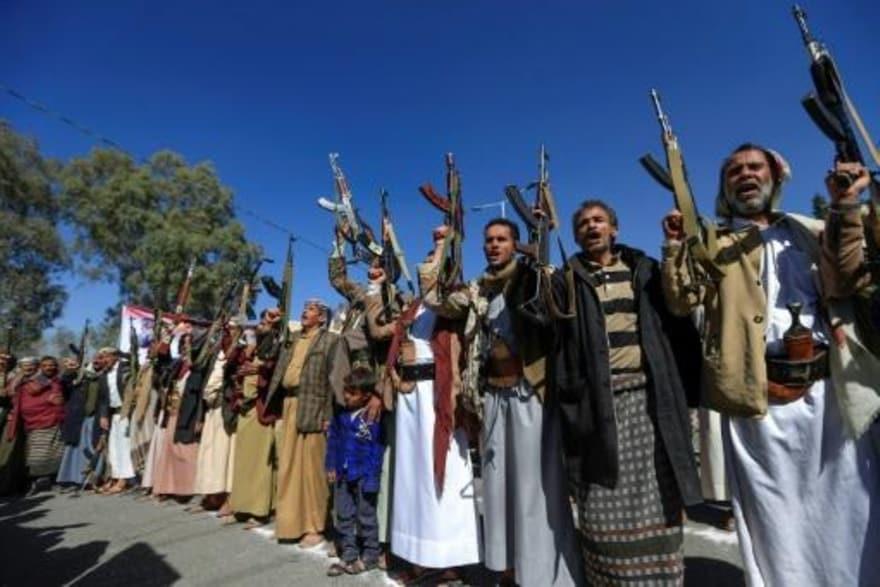 أنصار للمتمردين الحوثيين يحملون أسلحة خلال تظاهرة 