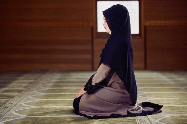 الإفتاء توضح حكم تغطية قَدَم المرأة في الصلاة