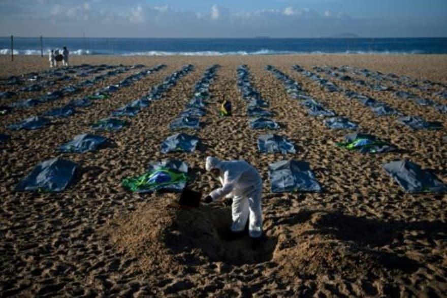  متظاهر يحفر قبراً رمزياً على شاطئ كوباكابانا في ر