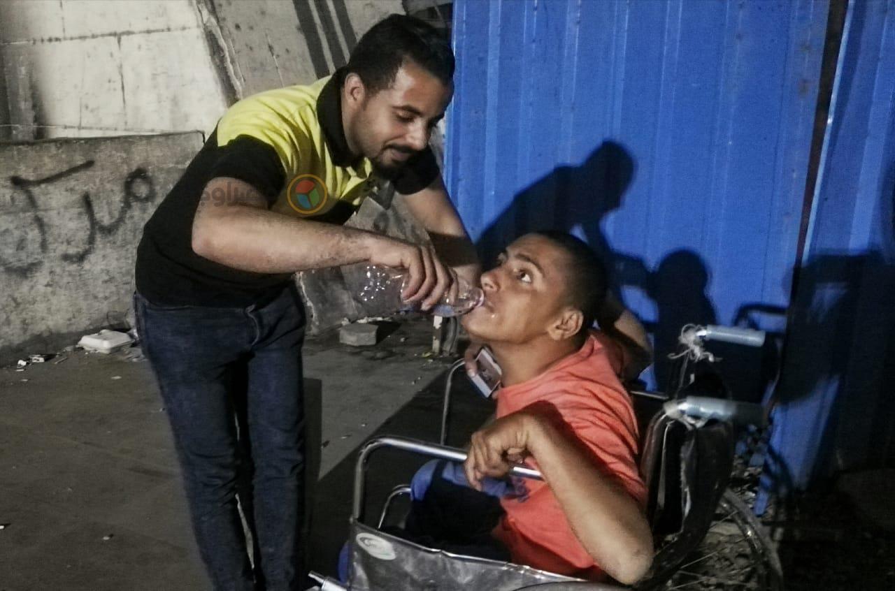محمد صالح يسقي صديقه بعض المياه قبل أذان الفجر