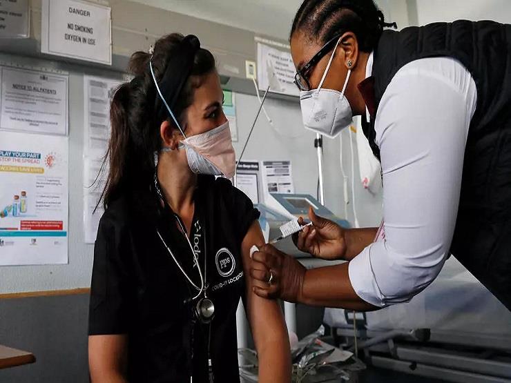 طبيبة تتلقى جرعة من اللقاح في مستشفى ستيف بيكو الا