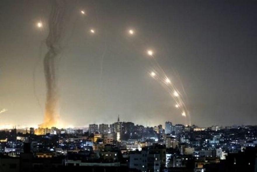 صواريخ تنطلق من قطاع غزة في اتجاه إسرائيل