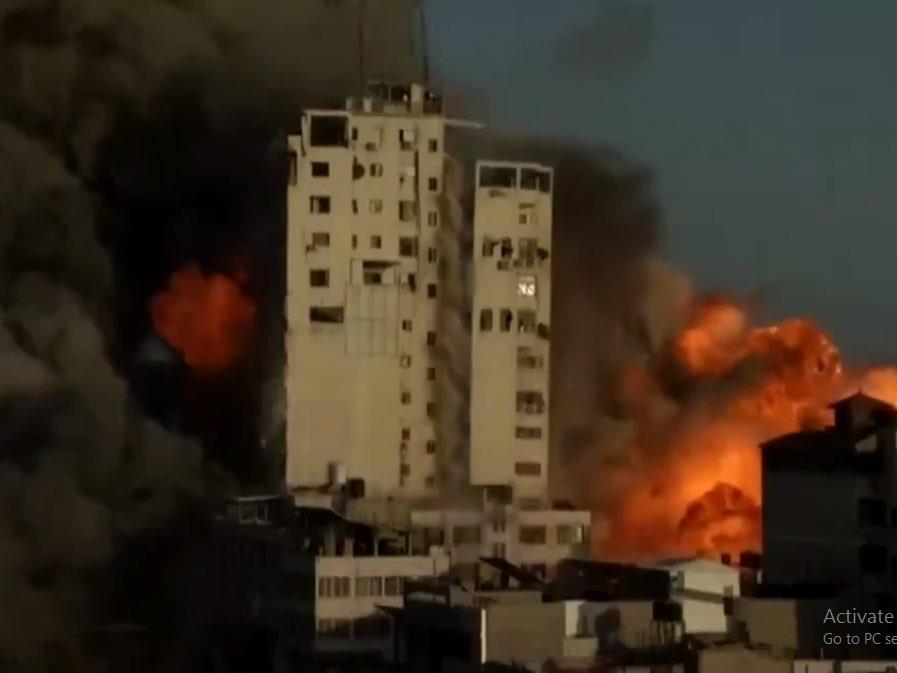 انهيار برج سكني في غزة جراء القصف الإسرائيلي