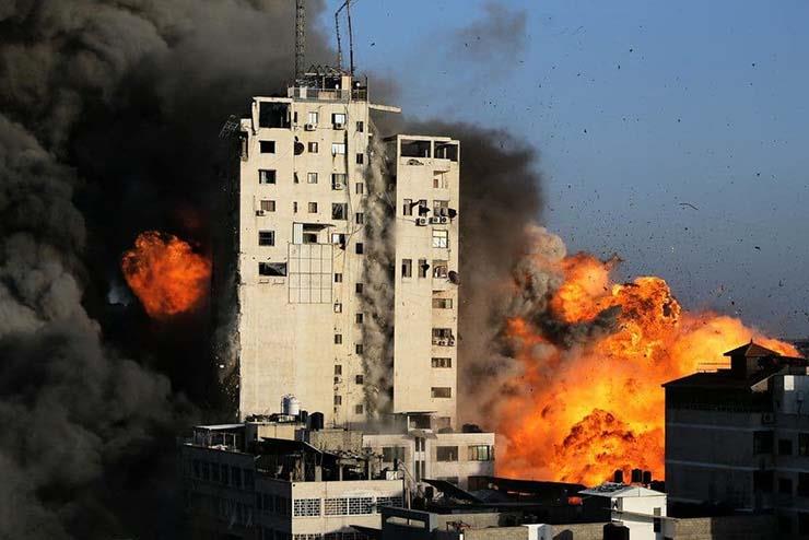 قصف غزة وانهيار برج 