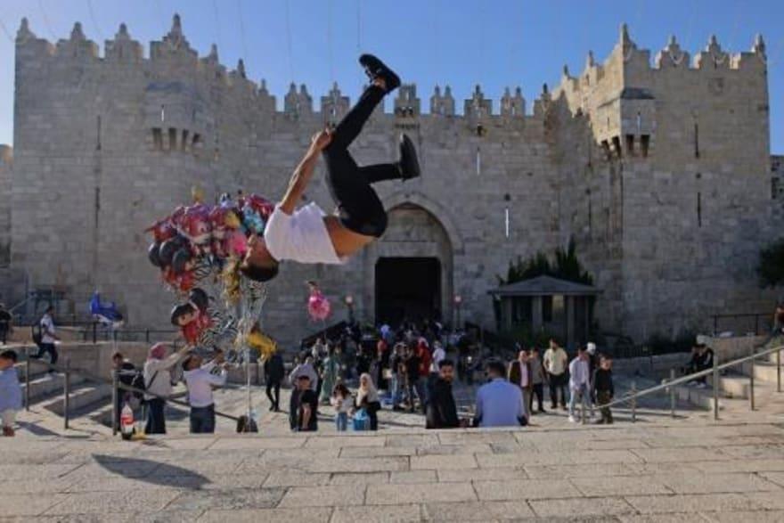 شاب فلسطيني يؤدي حركات بهلوانية خارج البلدة القديم