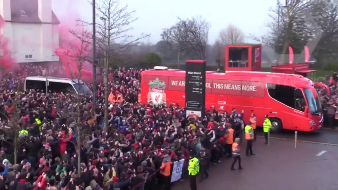  جماهير يونايتد تحاول اعتراض حافلة ليفربول
