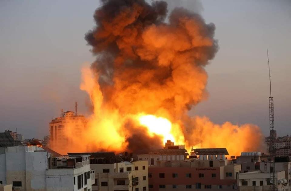 قصف غزة بصواريخ الاحتلال 