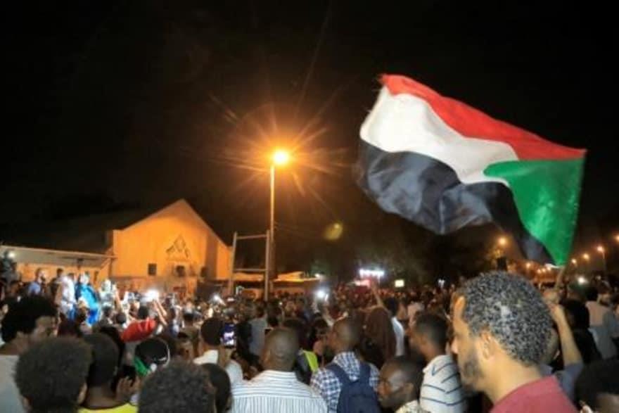  متظاهرون يحتشدون أمام مقر الجيش في الخرطوم في 11 