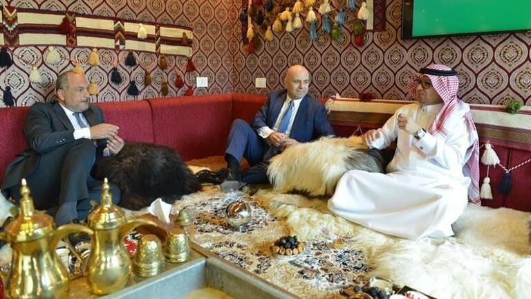 السفير السعودي في لبنان يستقبل المتضامنين معه في خ
