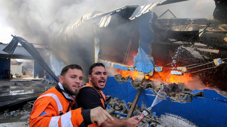 رجال إطفاء يشاركون في جهود إخماد حريق بقطاع غزة في