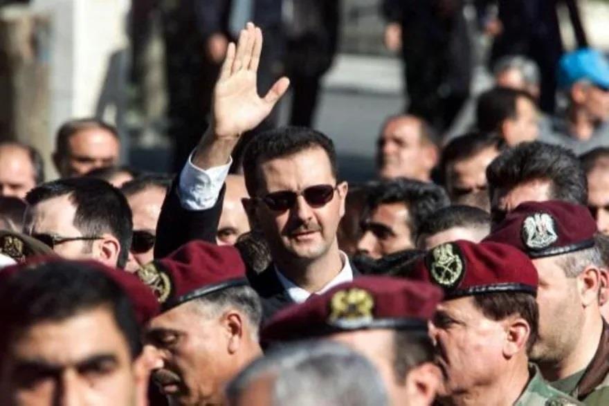 بشار الأسد سائرا وراء نعش والده الرئيس السوري حافظ