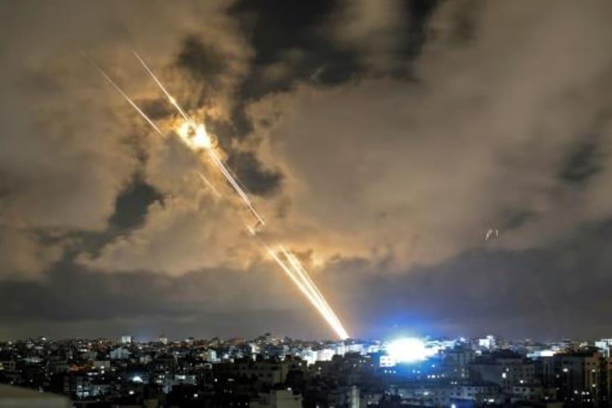 صواريخ تُطلق باتجاه إسرائيل من قطاع غزة الذي تسيطر