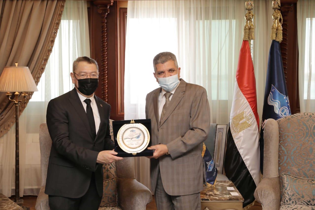 الفريق ربيع يهدي درع الهيئة للسفير البنمي