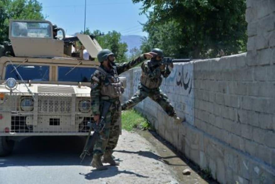 عناصر من قوات الأمن الافغانية خلال مواجهات مع طالب