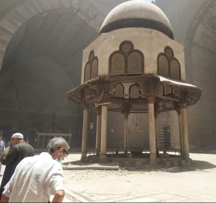 سقوط جزء من رفرف قبة الفوارة بجامع السلطان حسن 