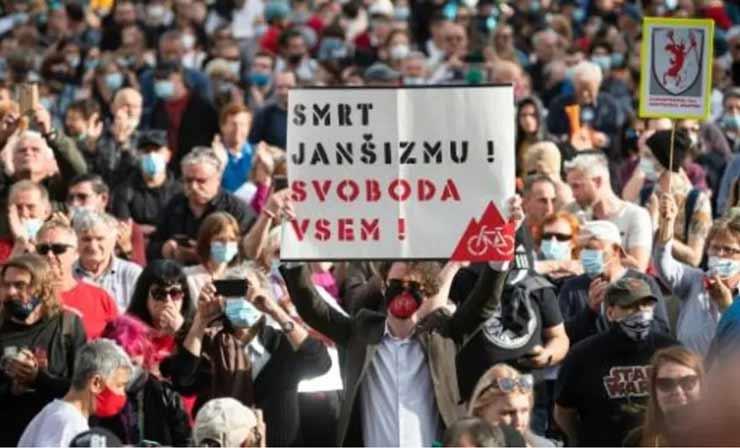 تظاهرة ضد حكومة رئيس الوزراء السلوفيني يانيز يانشا