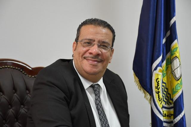 رئيس جامعة قناة السويس الدكتور أحمد زكي