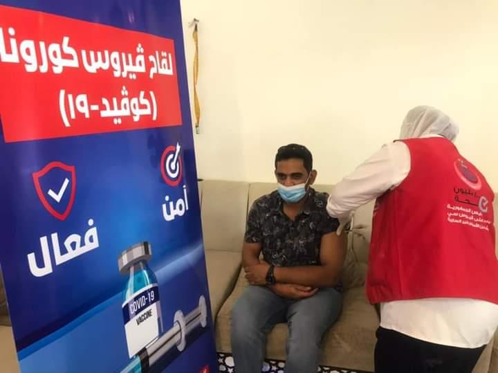 تطعيم موظف بالقنصلية السعودية