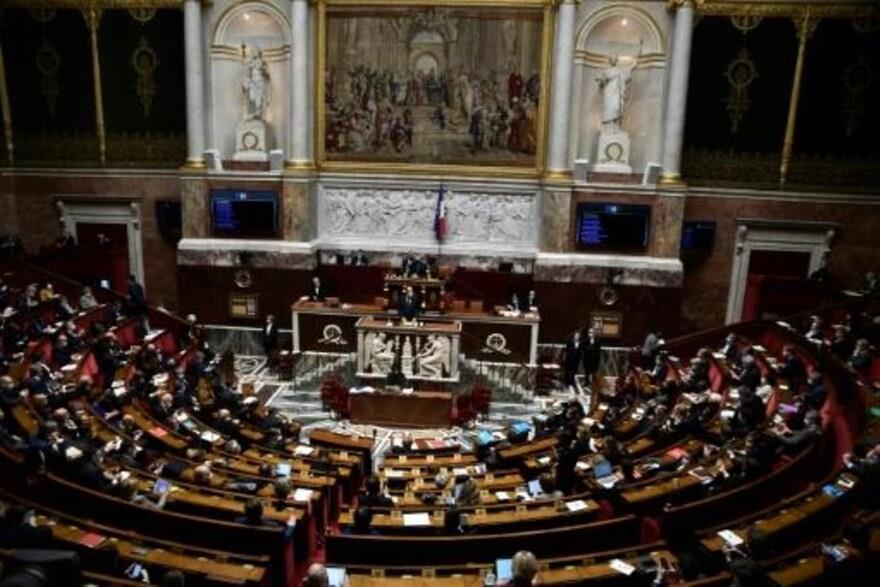  مشهد عام من الجمعية الوطنية في باريس في 13 نيسان/
