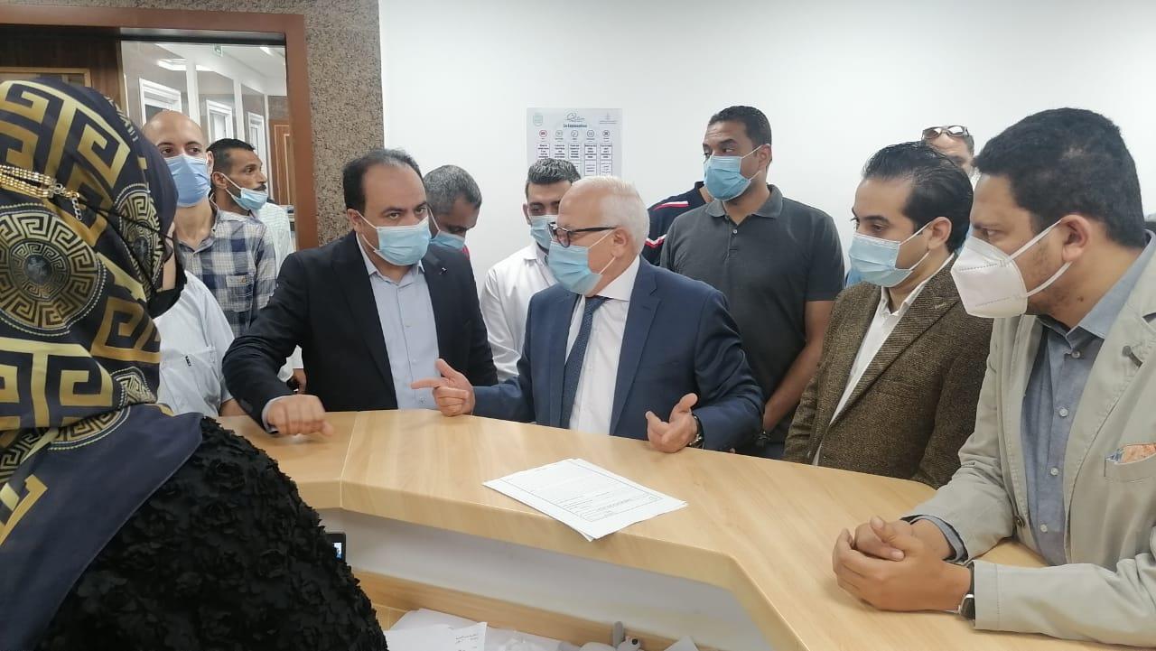 محافظ بورسعيد يُعنف مسئولي الصحة بمركز تلقي لقاح ك
